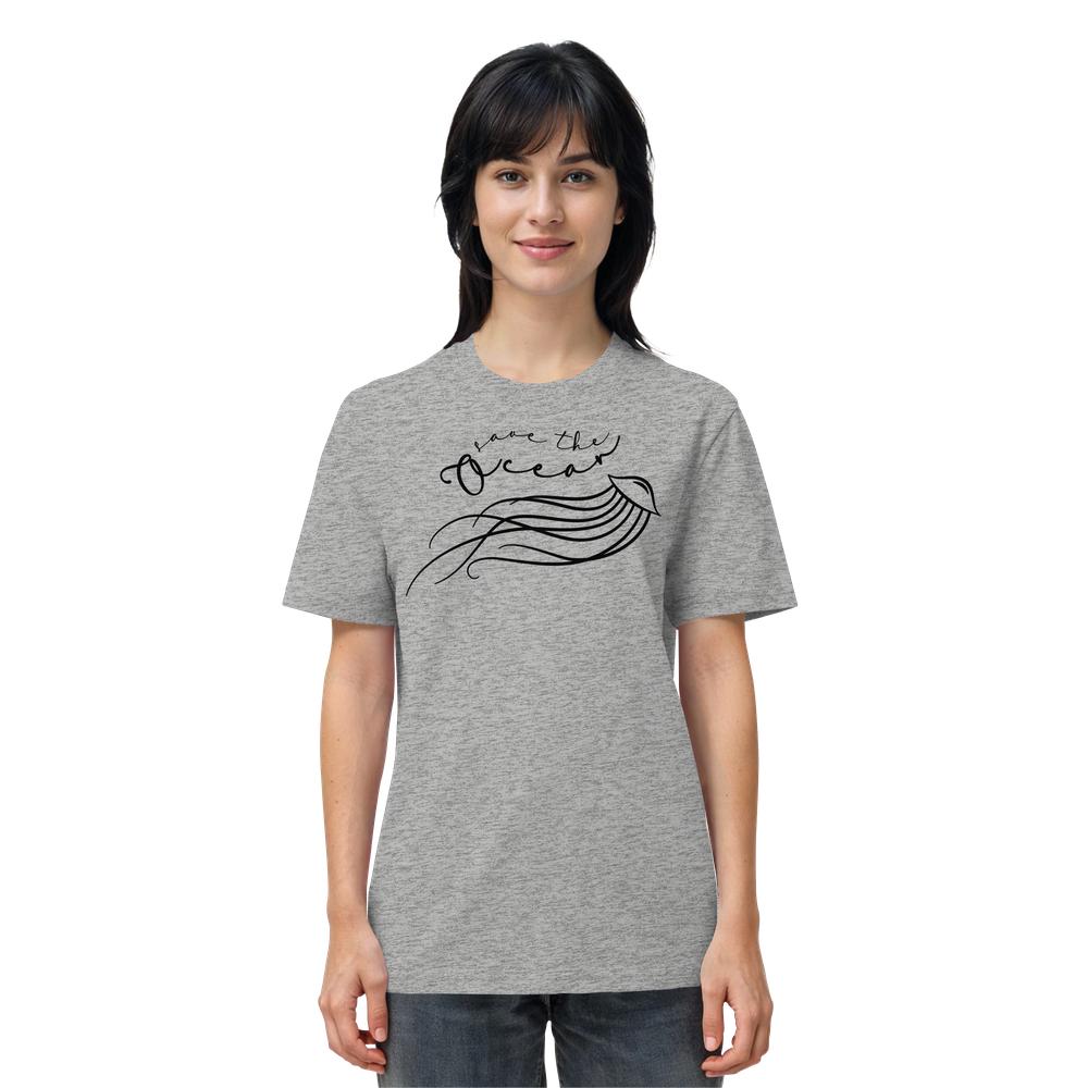Model trägt heather-graues T-Shirt mit schwarzer Qualle und Schriftzug Save the Ocean, vegan und biologisch, von RUDE REBEL.