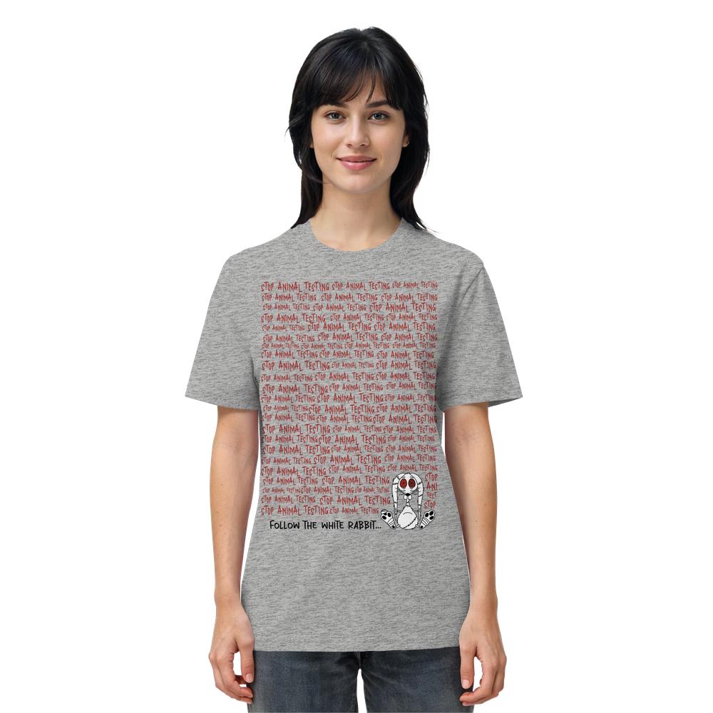 Modell trägt heather-graues T-Shirt „Vegan und Bio Unisex Shirt: Follow the white rabbit and stop animal testing!“ mit rotem Text und weißem Kaninchen-Design.