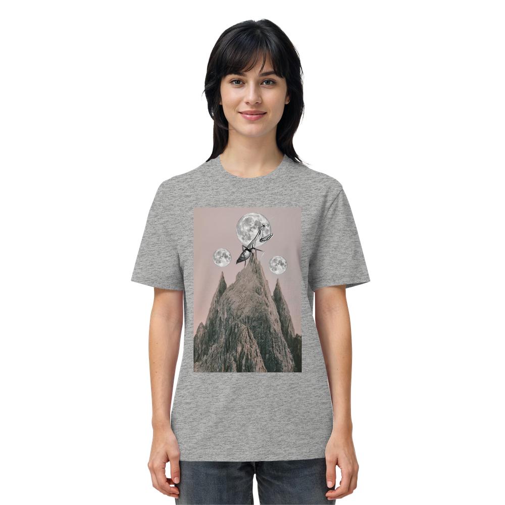 Frau trägt das Vegan und Bio Unisex Shirt: Gottesanbeterin mit surrealem Bergmotiv und übergroßem Insekt; symbolisiert Tierschutz auf fiktivem Planeten.