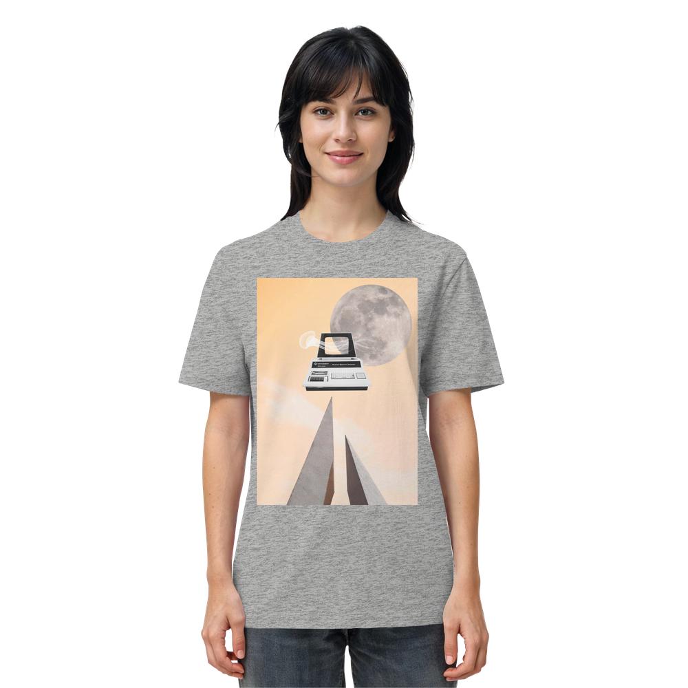 Frau trägt das heather-graue Vegan und Bio Unisex Shirt: Retro Nerd mit retro Computer und surrealem Mond-Motiv, passend für Retro-Nerds und Technikliebhaber.