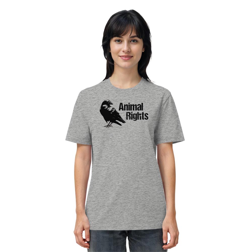Frau in grauem T-Shirt mit Rabenmotiv und Animal Rights-Schriftzug, vegan und nachhaltig, von RUDE REBEL. Bio-Baumwolle, normale Passform.