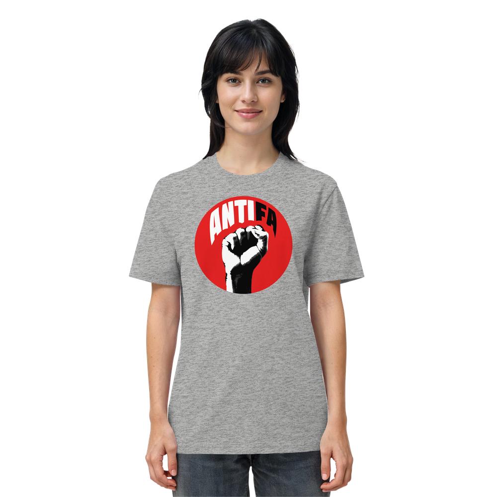 Person trägt ein graues T-Shirt mit rotem Kreis, schwarzer Faust und ANTIFA-Schriftzug. Vegan und Bio Unisex Shirt: Antifa - Kampf gegen Rechts.