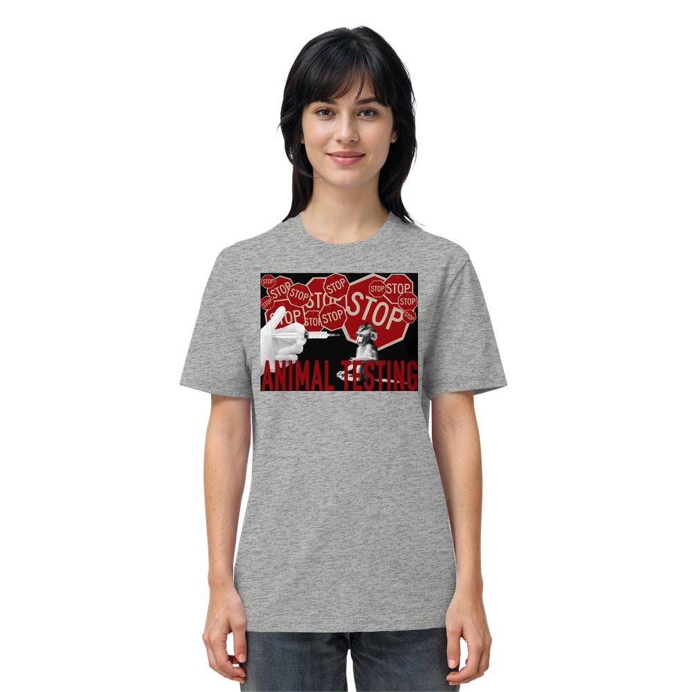 Person trägt heather-graues T-Shirt Vegan und Bio Unisex Shirt: STOP ANIMAL TESTING! mit Protestdesign gegen Tierversuche, featuring Spritze und Maus, aus 100% Bio-Baumwolle.