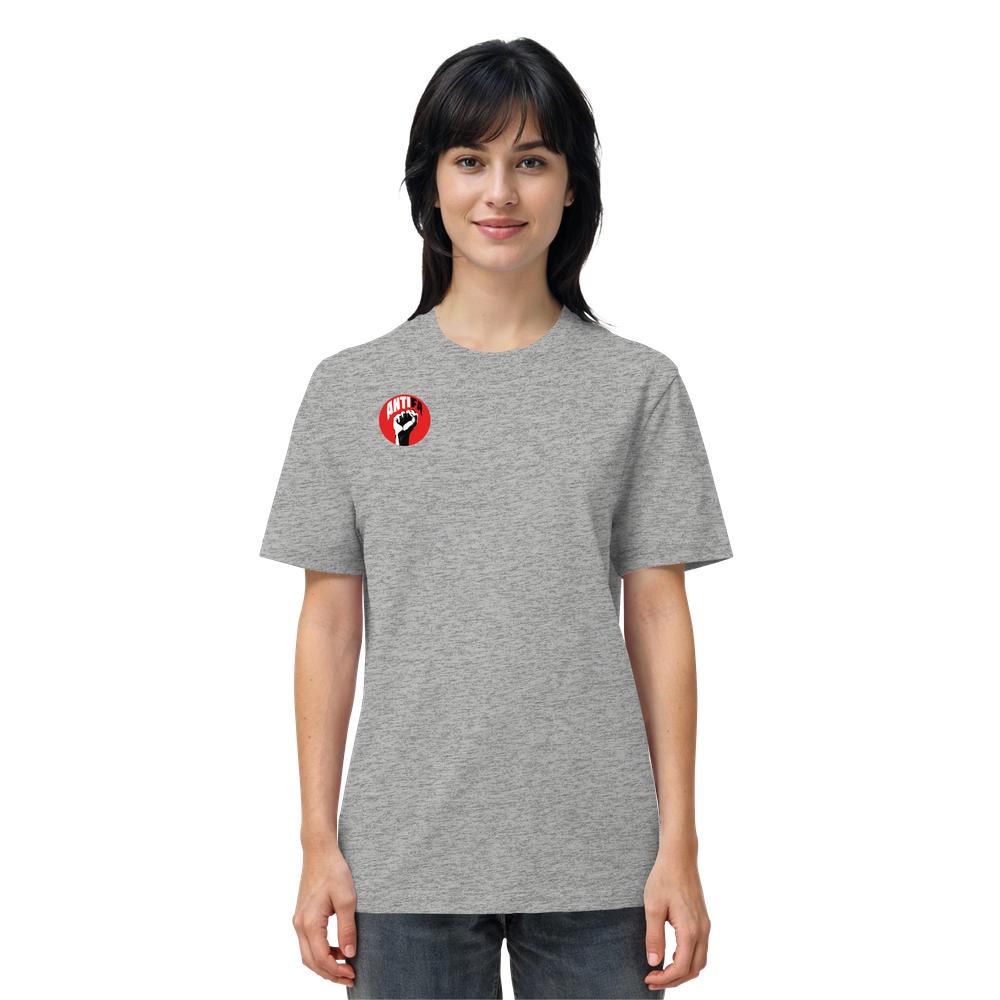 Junge Frau in grauem T-Shirt mit rotem, antifaschistischem Motiv, stehend vor weißem Hintergrund. Vegan und Bio Unisex Shirt: Antifa - Gemeinsam gegen Rechts.