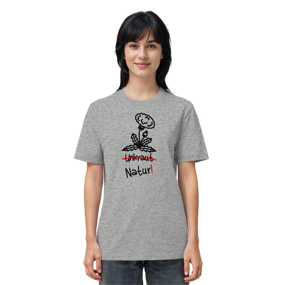 Modell trägt das Vegan und Bio Unisex Shirt: Löwenzahn mit Löwenzahnzeichnung und Schriftzug „Unkraut“ durchgestrichen, „Natur!“ darunter. Hergestellt aus 100% Bio-Baumwolle.