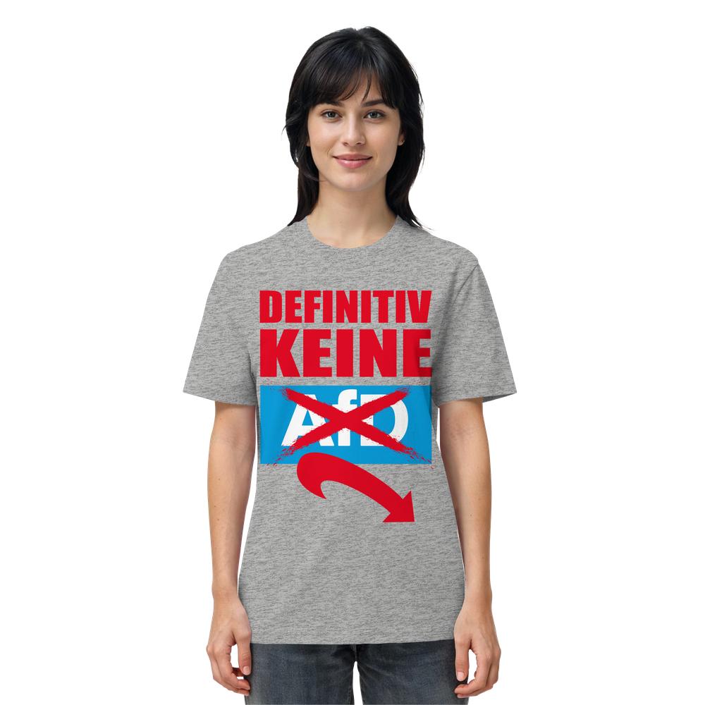 Frau in heather-grauem T-Shirt mit roter Aufschrift „DEFINITIV KEINE“ und durchgestrichenem AfD-Logo. Vegan und Bio Unisex Shirt: Gegen Rechts - Definitiv KEINE Alternative für Deutschland!