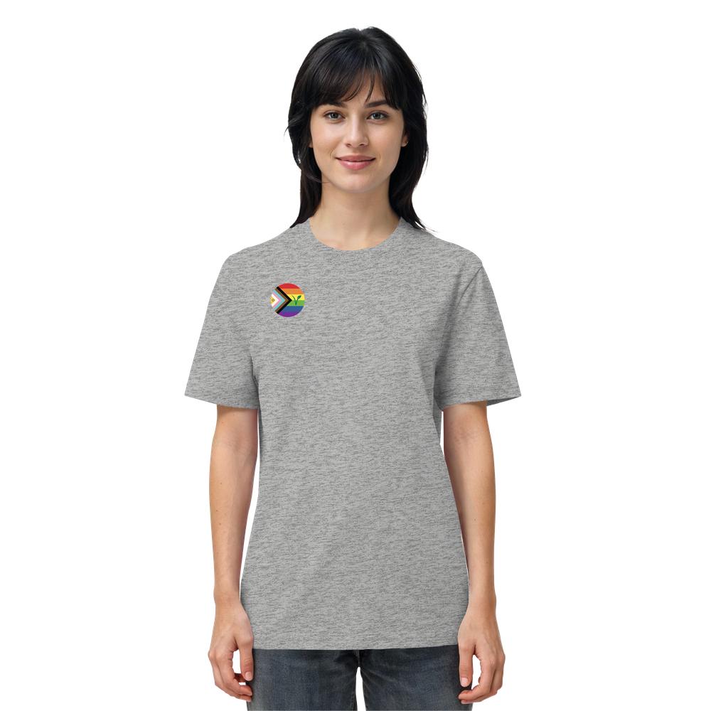 Junge Frau trägt ein heather-graues Vegan und Bio Unisex Shirt: LGBTQIA+ VEGAN mit progressivem Pride-Emblem, repräsentiert vegane und nachhaltige Mode von RUDE REBEL.