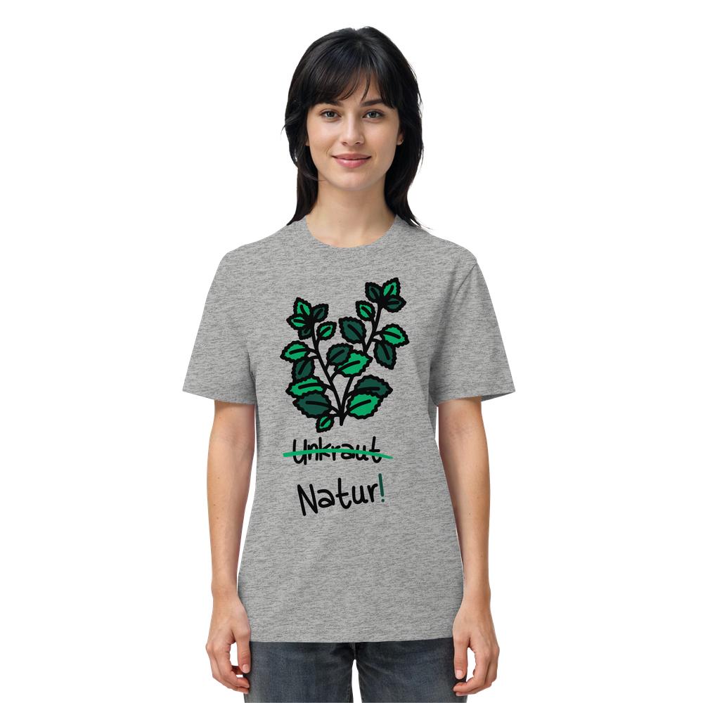 Frau trägt ein graues Bio-T-Shirt mit grünem Pflanzenmotiv, darauf Unkraut durchgestrichen und Natur! handgezeichnet. Produkt: Vegan und Bio Unisex Shirt: Brennnessel - Naturschutz.