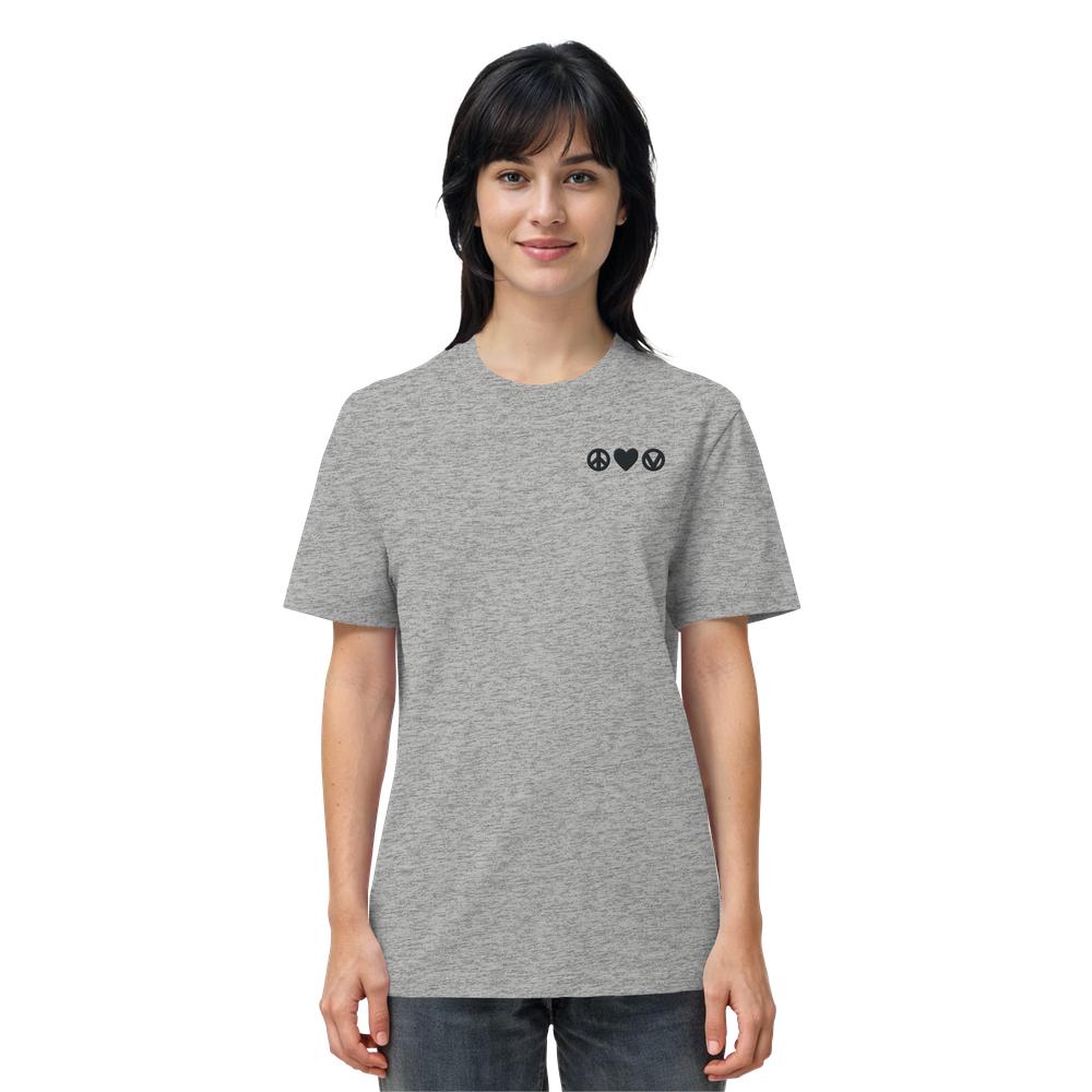 Modell trägt das Vegan und Bio Unisex Shirt bestickt: Peace - Love - Veganism in Grau mit Symbolen für Frieden, Liebe und Veganismus auf der linken Brust.