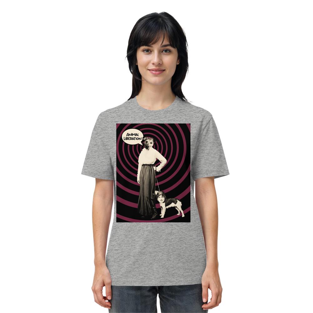 Model trägt ein heather-graues T-Shirt Vegan und Bio Unisex Shirt: Upside Down - Animal Liberation mit surrealem Vintage-Collage-Print von Hundemensch und Frauendog-Kopf, Kontraste in lila-schwarz.