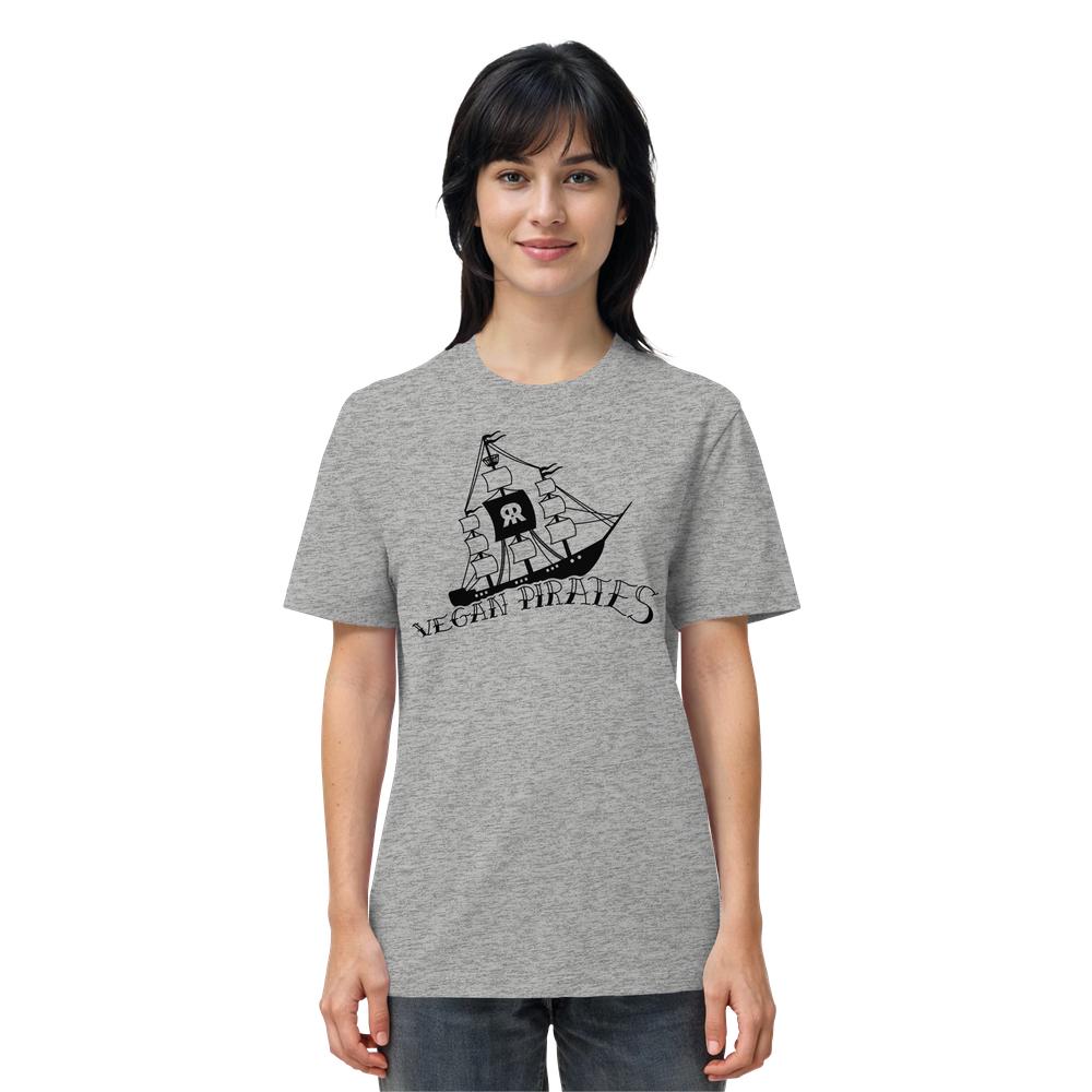 Modell trägt das Vegan und Bio Unisex Shirt: Vegan Pirates mit schwarzem Piratenschiff und Totenkopf-Emblem, symbolisiert vegane Überzeugungen, aus 100% Bio-Baumwolle.