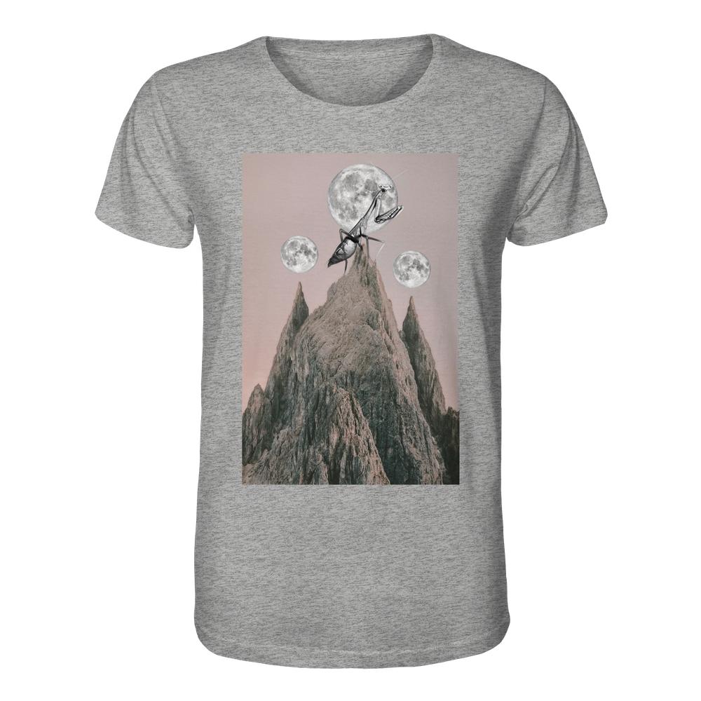 Vegan und Bio Unisex Shirt: Gottesanbeterin mit surrealem Bergmotiv und riesiger Ameise, aus 100% Bio-Baumwolle, rebellisches Design von RUDE REBEL.