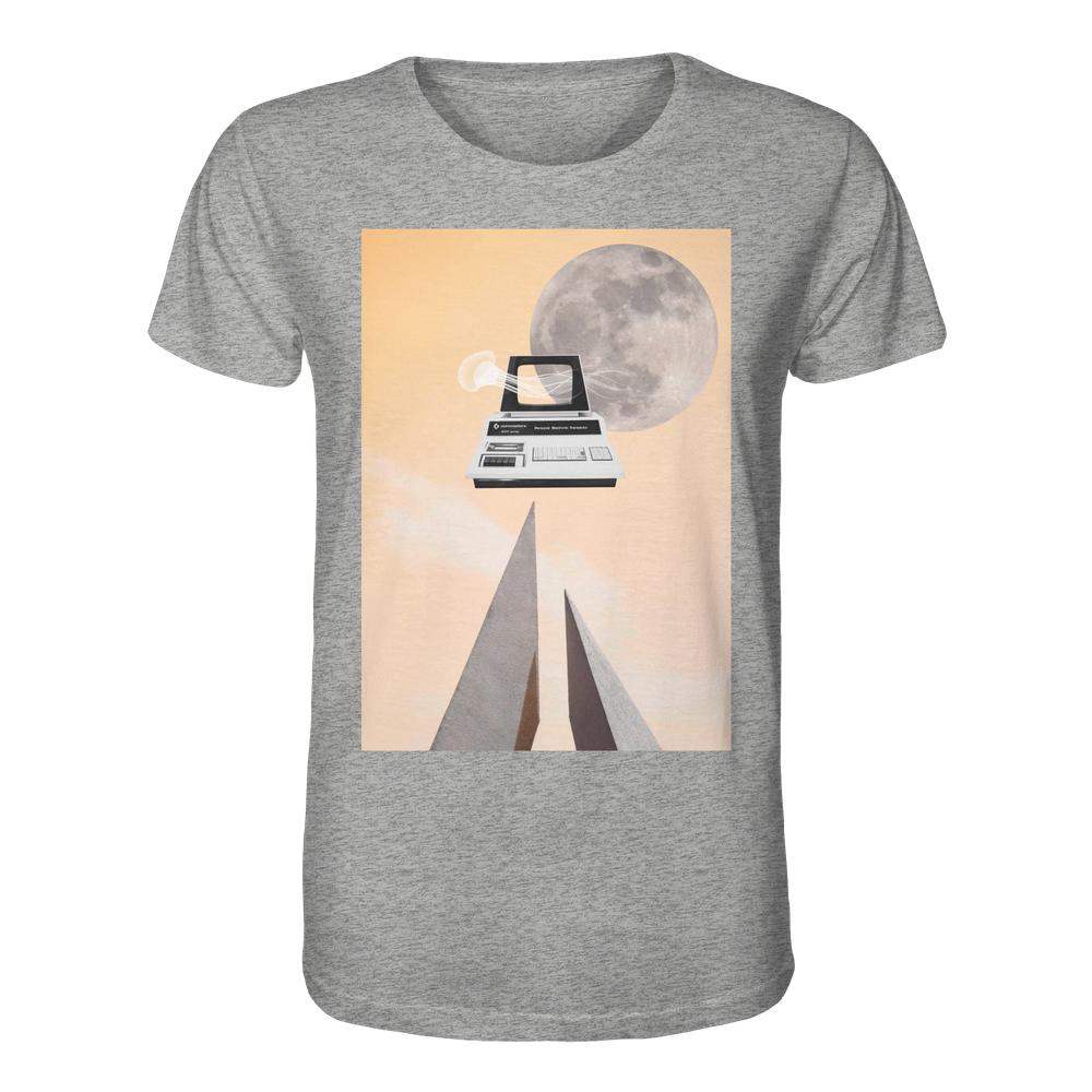 Heather-graues T-Shirt mit surrealistischem Retro-Grafikdruck: Vollmond, abstrakte Berge, schwebender CRT-Monitor. Unisex Bio-Shirt von RUDE REBEL für Retro-Nerds und Gamer.