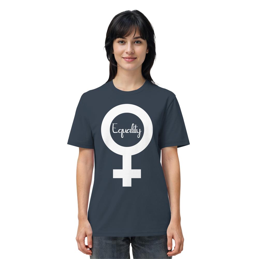 Person trägt ein dunkelblaues T-Shirt mit großem weißen Venus-Symbol und dem Wort „Equality“ in Schreibschrift, betitelt als „Vegan und Bio Unisex Shirt: Feminismus“.