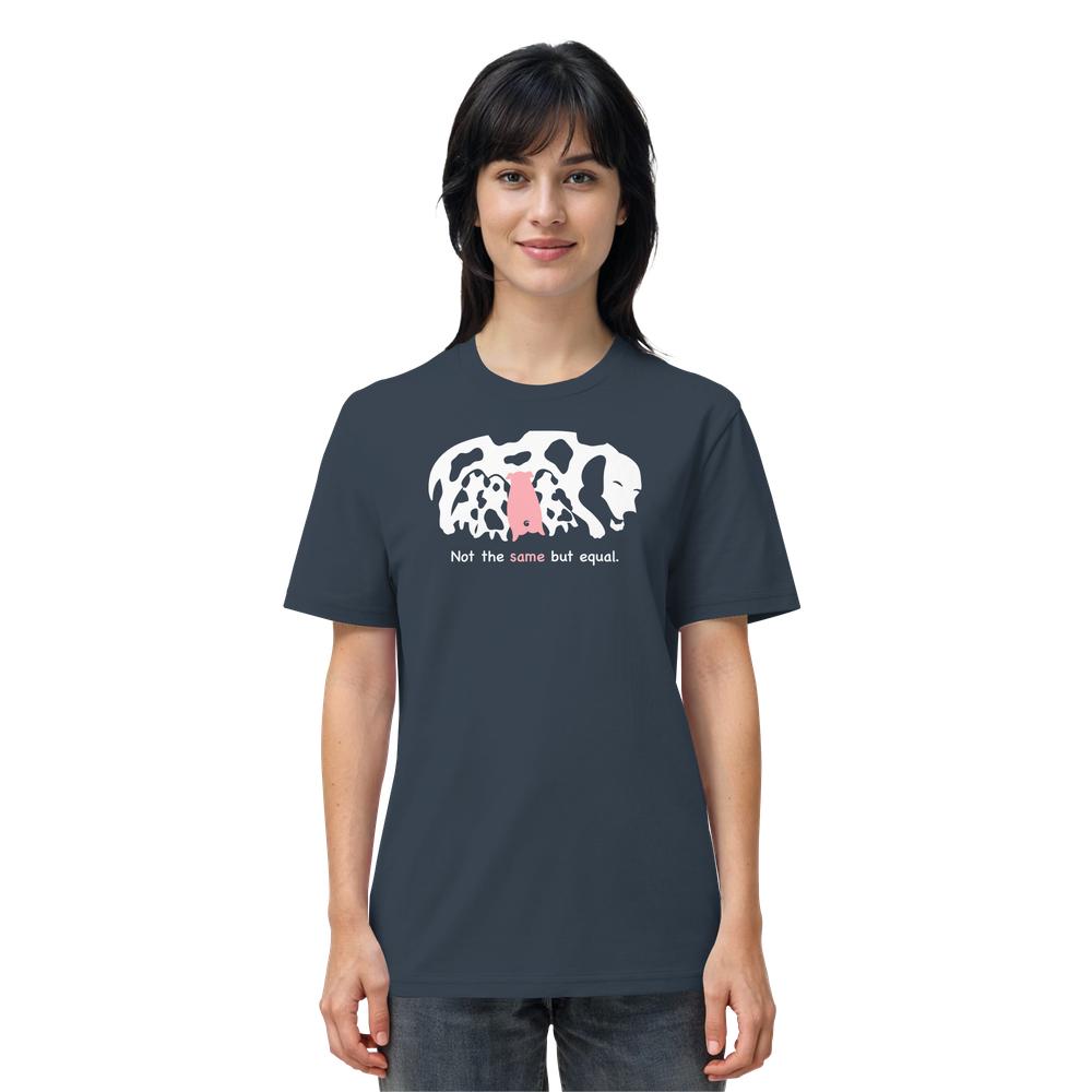 Frau trägt das dunkelblaue Vegan und Bio Unisex Shirt: Animal equality mit Tiersilhouetten und Slogan Not the same but equal, aus 100 % Bio-Baumwolle.