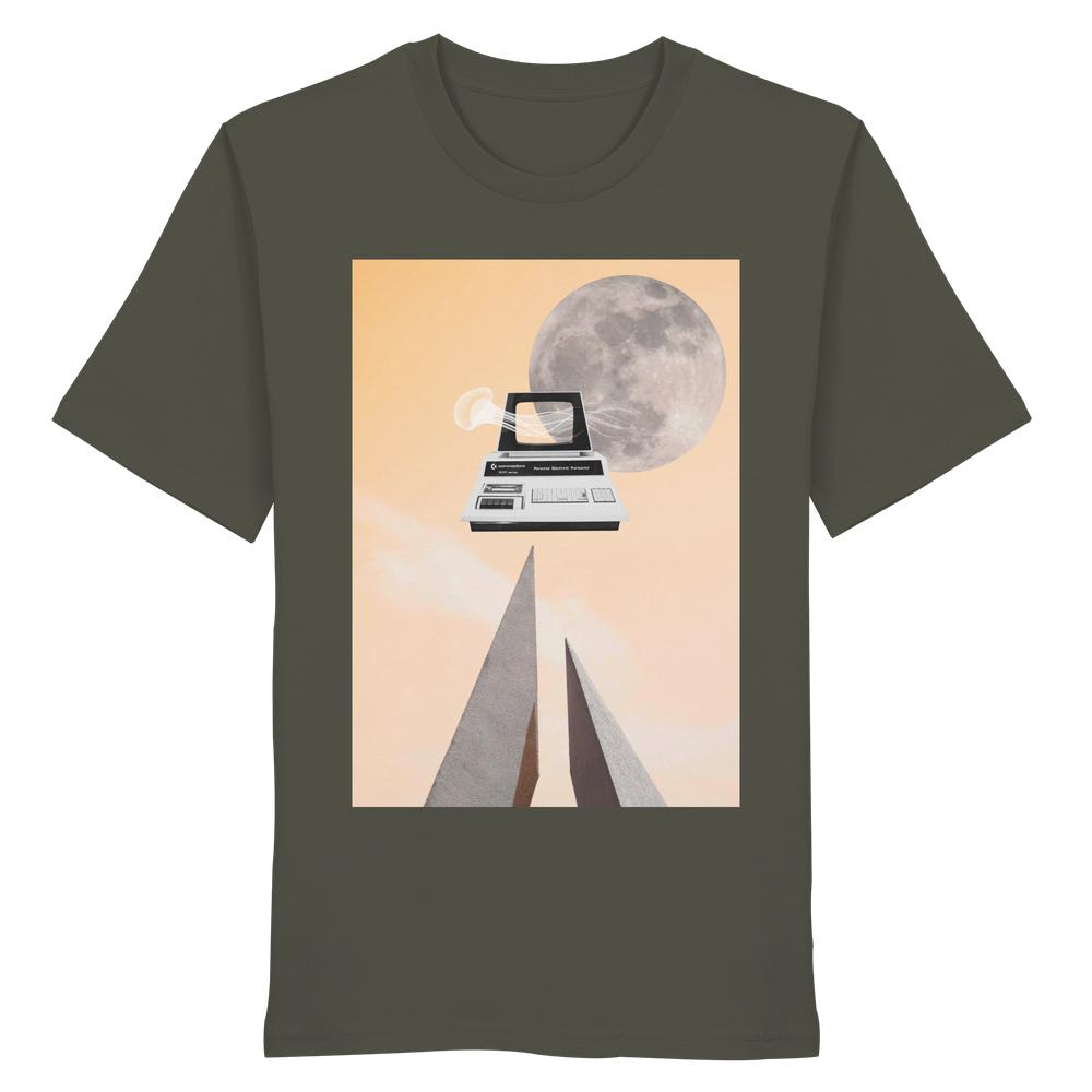 Vegan und Bio Unisex Shirt: Retro Nerd zeigt surrealen Collage-Stil mit Computer, Betonpfeilern und Vollmond, symbolisierend Natur und Technologie im Einklang.