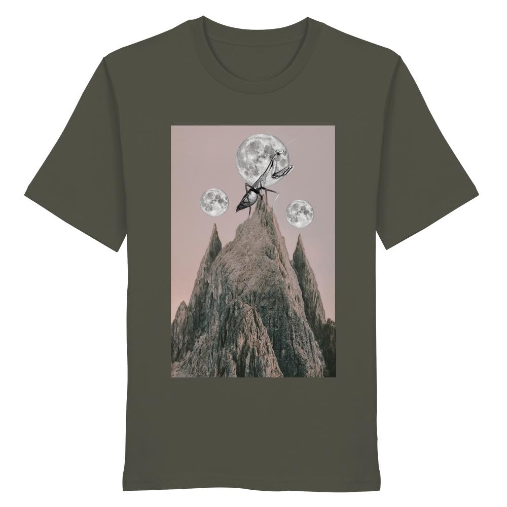Vegan und Bio Unisex Shirt: Gottesanbeterin, zeigt surrealen Print einer Gottesanbeterin auf Bergspitze mit drei Monden im Hintergrund. 100 % Bio-Baumwolle, normale Passform.