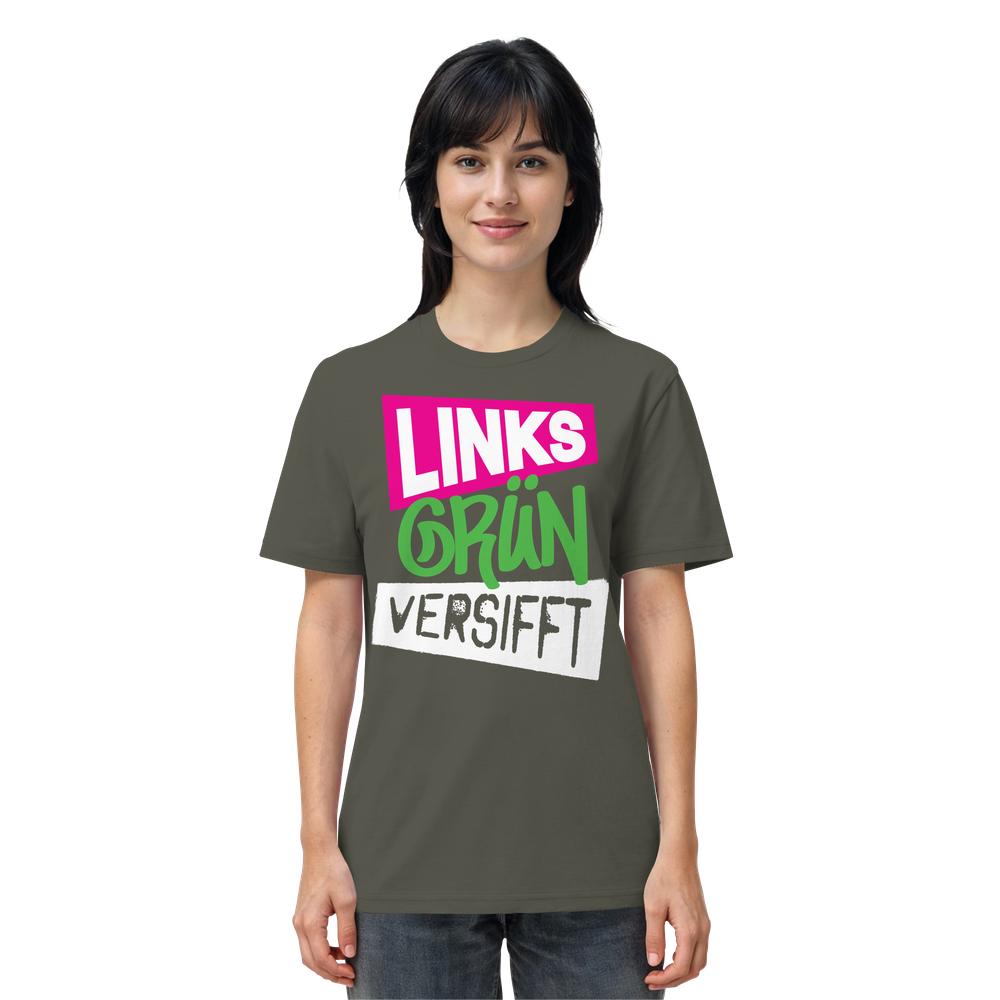 Junge Frau trägt ein T-Shirt mit dem Slogan Wir sind Links Grün versifft! auf weißem Hintergrund. Veganes, biologisches Shirt aus 100% Baumwolle, normale Passform.