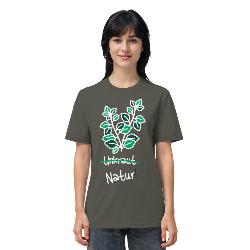 Frau trägt das Vegan und Bio Unisex Shirt: Brennnessel - Naturschutz mit Pflanzenillustration und Text Unkraut durchgestrichen, darunter Natur!. Hergestellt aus 100% Bio-Baumwolle.