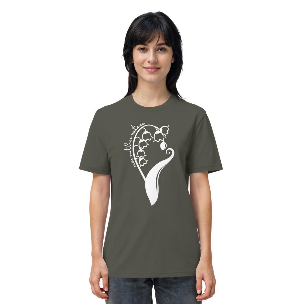 Frau trägt olivgrünes Bio-T-Shirt mit weißem Maiglöckchen-Design und born with nature Schriftzug. Produkt: Vegan und Bio Unisex Shirt: Save Mother Nature with Flower Power.