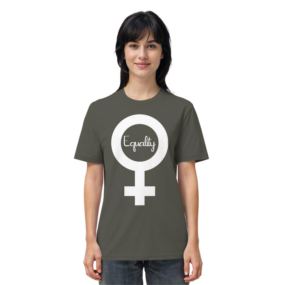 Person trägt das Vegan und Bio Unisex Shirt: Feminismus - Der Kampf um Gleichberechtigung mit weißem Feminismus-Symbol und Equality-Schriftzug, aus 100% Bio-Baumwolle von RUDE REBEL.