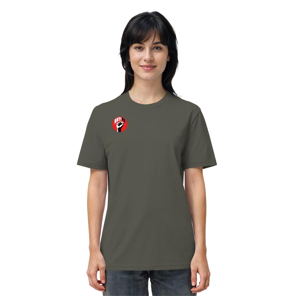 Junge Frau trägt ein olivgrünes T-Shirt mit ANTIFA-Emblem. Vegan und aus Bio-Baumwolle, symbolisiert es Widerstand gegen Rechts.