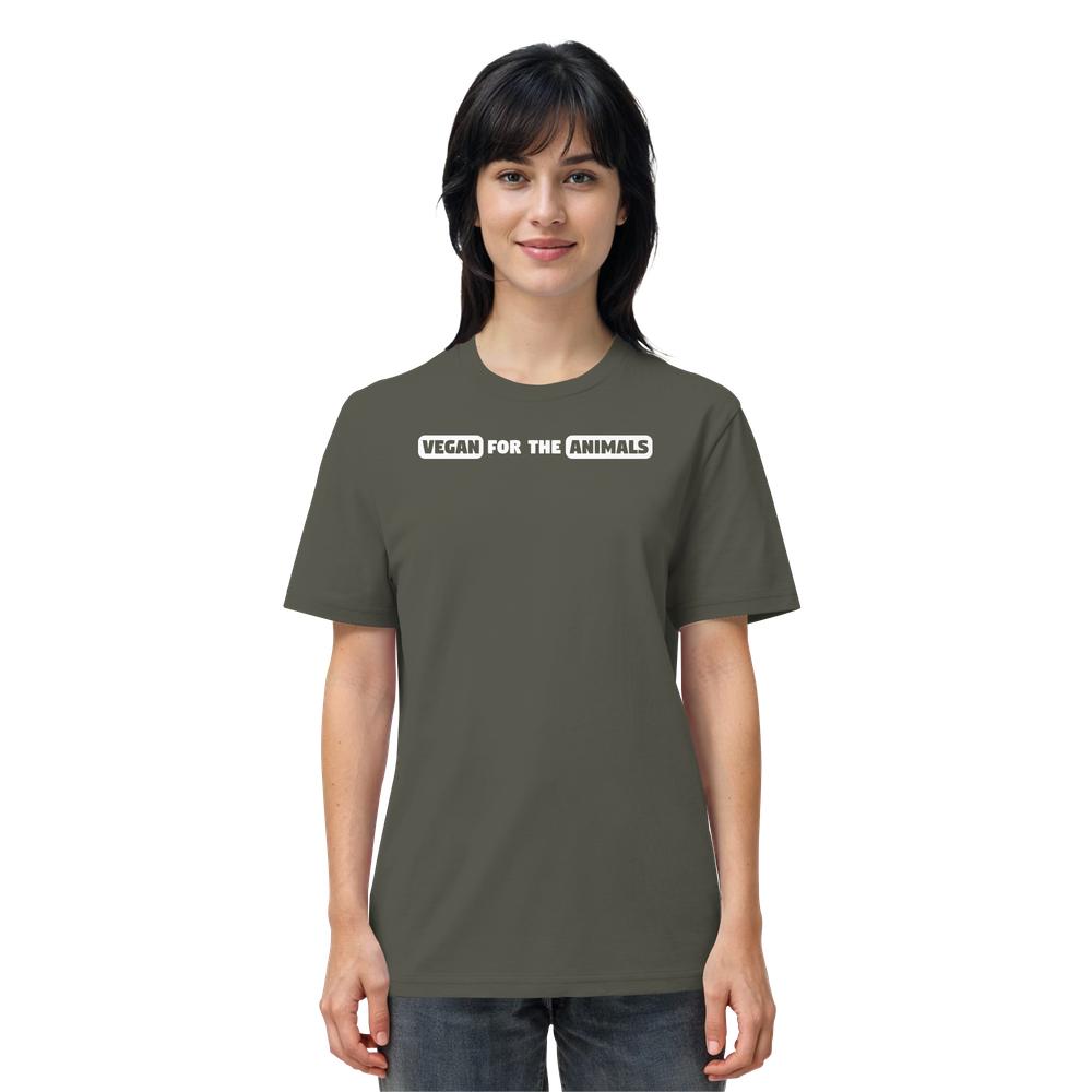 Person trägt das Vegan und Bio Unisex Shirt: VEGAN FOR THE ANIMALS aus 100 % Bio-Baumwolle, normale Passform, gegen weißen Hintergrund stehend.