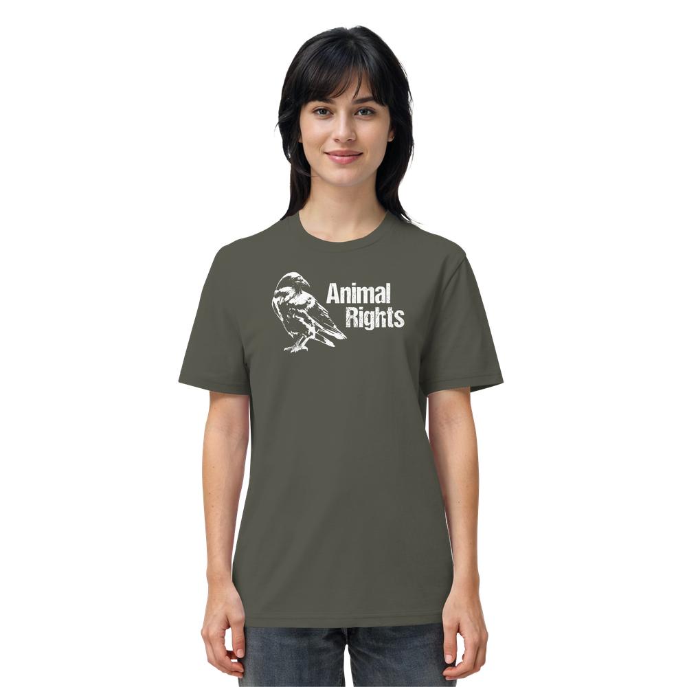 Frau trägt ein olivegrünes T-Shirt mit weißem Eulenmotiv und Animal Rights-Aufschrift, passend zum Vegan und Bio Unisex Shirt: Raven - Animal Rights von RUDE REBEL.