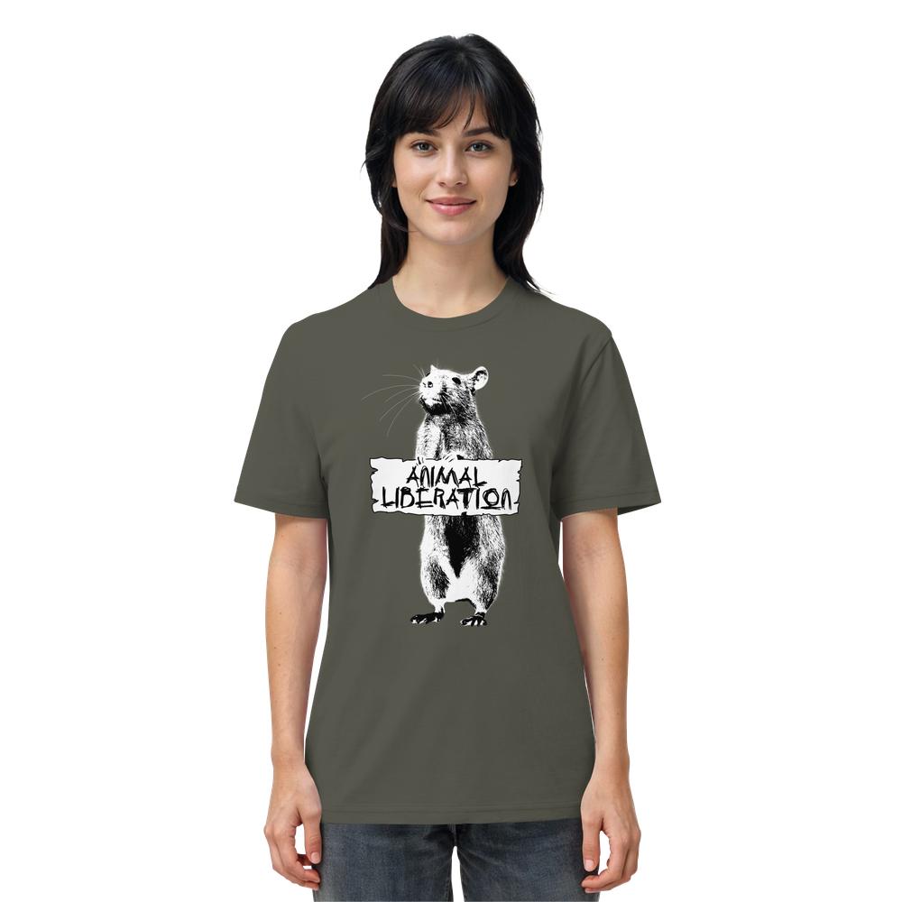 Person trägt olivgrünes T-Shirt mit schwarzer Rattenillustration und ANIMAL LIBERATION-Schild, inspiriert von Banksy. Produkt: Vegan und Bio Unisex Shirt: Rat for Animal Liberation.