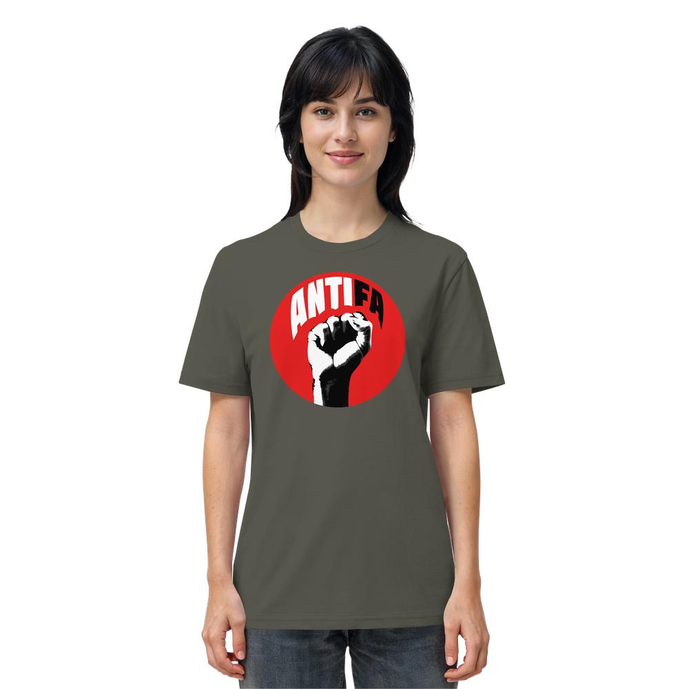 Person trägt graugrünes T-Shirt mit rotem Kreis, schwarzer Faust und ANTIFA-Schriftzug. Vegan und Bio Unisex Shirt: Antifa - Kampf gegen Rechts, 100% Biobaumwolle.