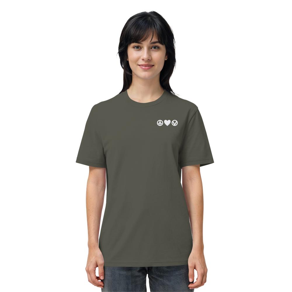 Frau in einem Vegan und Bio Unisex Shirt bestickt: Peace - Love - Veganism aus Bio-Baumwolle, mit Friedenszeichen, Herz und V auf der Brust.