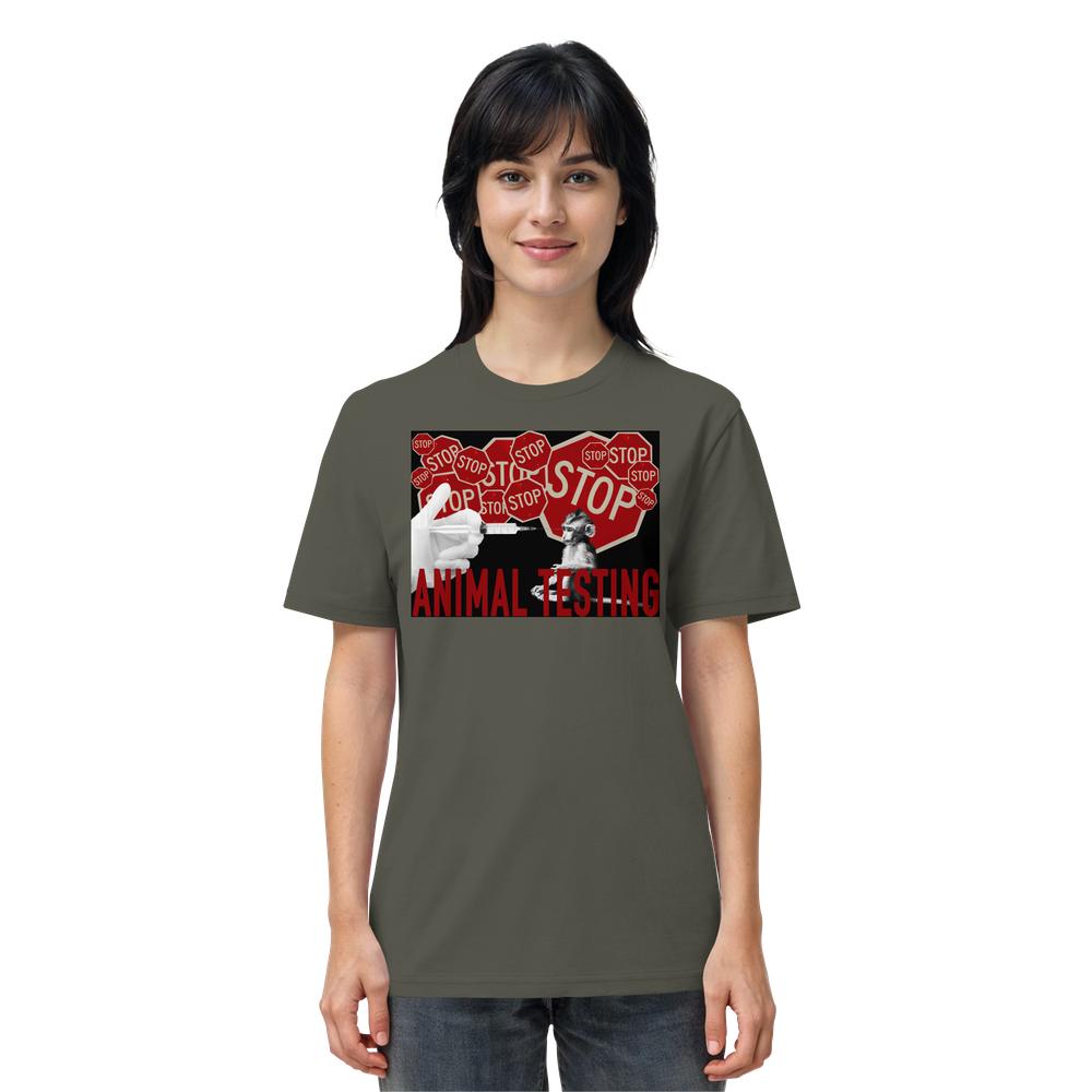Person trägt ein olivgrünes T-Shirt mit Grafik STOP ANIMAL TESTING. Design zeigt STOP-Schilder, Spritze und Labortier, betont Tierrechtsmessage. Vegan und Bio Unisex Shirt.