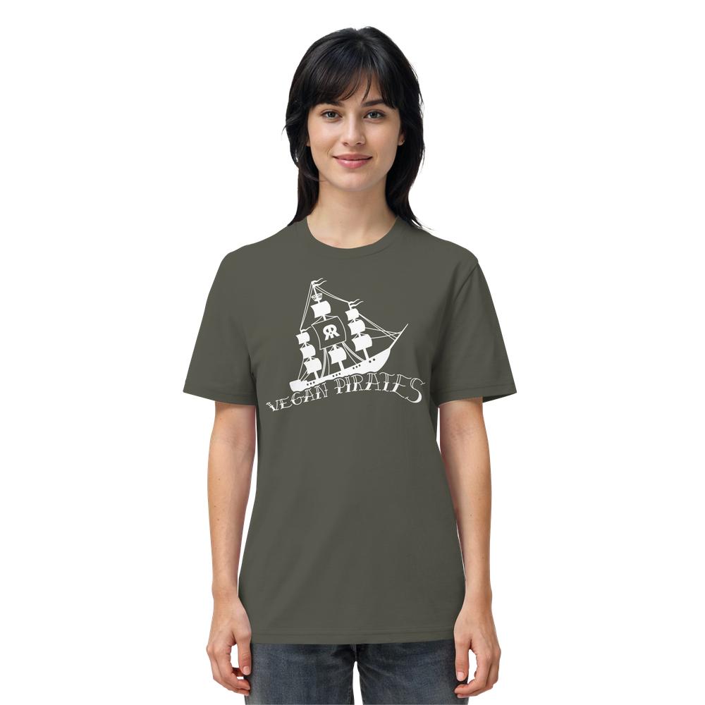 Person trägt ein olivegrünes Vegan Pirates T-Shirt mit weißem Piratenschiffmotiv, repräsentiert vegane Piraten. Bio-Baumwolle, normale Passform.