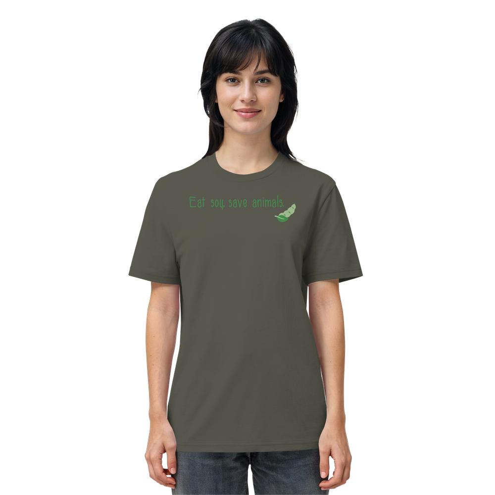 Junge Person trägt ein dunkelgrünes T-Shirt mit Aufschrift Eat soy save animals. und Sojabohnen-Grafik, betont veganen Lebensstil und Tierrechte.