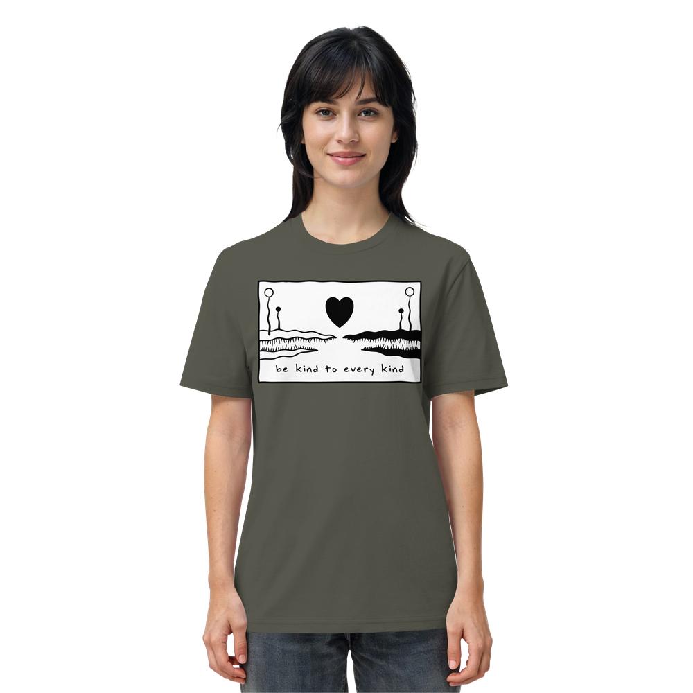 Person trägt ein Vegan und Bio Unisex Shirt: Be kind to every kind mit schwarzem Herz und grafischen Figuren auf olivgrünem T-Shirt. 100 % Bio-Baumwolle.