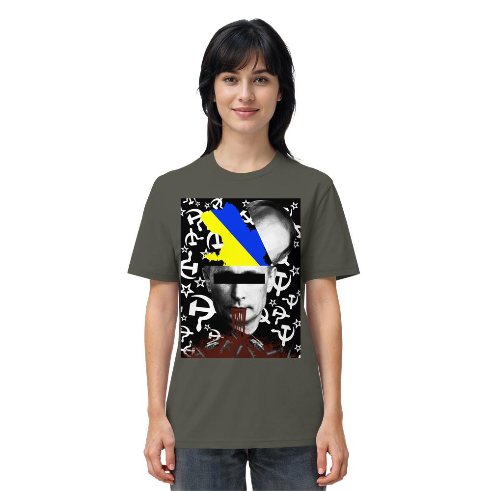 Frau trägt olivegrünes T-Shirt mit politischem Design: Zensiertes Porträt, rote Tropfen, ukrainische Flagge und sowjetische Symbole. Titel: Vegan und Bio Unisex Shirt: STOP WAR IN UKRAINE!