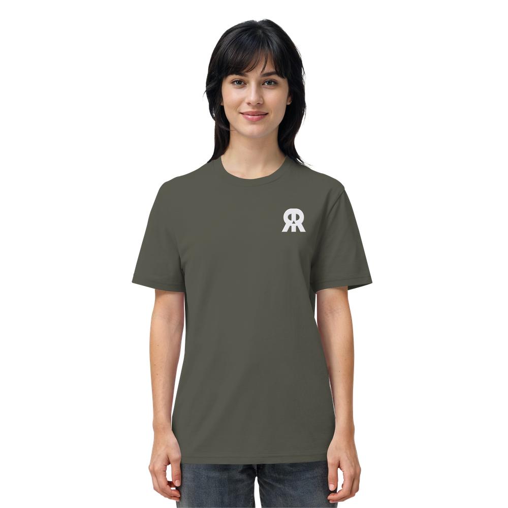 Junge Frau trägt ein olivgrünes, veganes und bio-zertifiziertes Unisex-Shirt mit gesticktem RUDE REBEL Skull-Logo, normale Passform, 100 % Baumwolle.