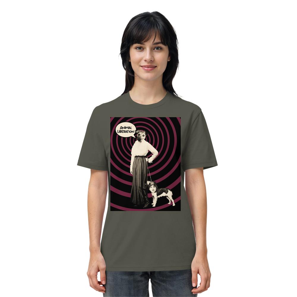 Person trägt ein olivgrünes T-Shirt Vegan und Bio Unisex Shirt: Upside Down - Animal Liberation mit stilisierter Grafik einer Frau mit Hundekopf und Hund, spiralförmiges Muster im Hintergrund.