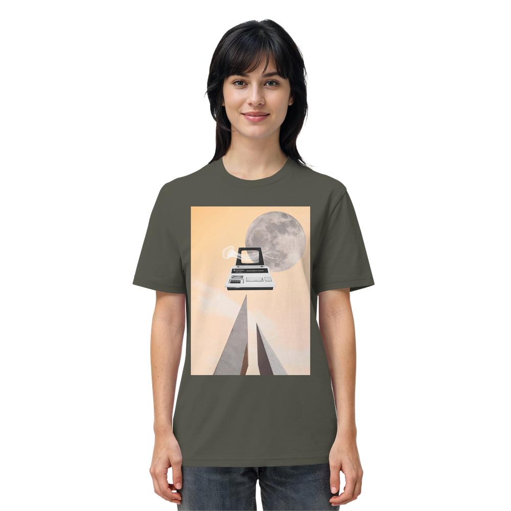Frau trägt ein olivgrünes T-Shirt mit Retro-Nerd-Design: Mond, Vintage-Computer, mystische Säulen. Vegan und Bio Unisex Shirt von RUDE REBEL.
