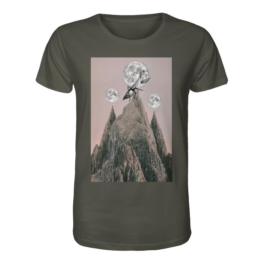 Vegan und Bio Unisex Shirt: Gottesanbeterin, zeigt ein surreales Design mit einer riesigen Ameise auf einer Bergspitze und drei Monden im rosa Himmel.