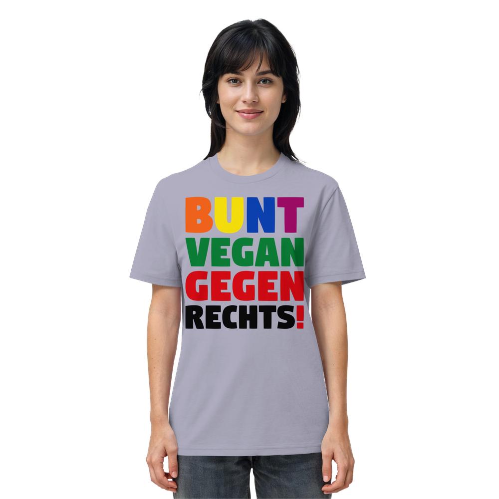 Person trägt das Vegan und Bio Unisex Shirt: BUNT, VEGAN und GEGEN RECHTS!, das Vielfalt und Veganismus gegen Rechtspolitik feiert, aus 100 % Bio-Baumwolle.