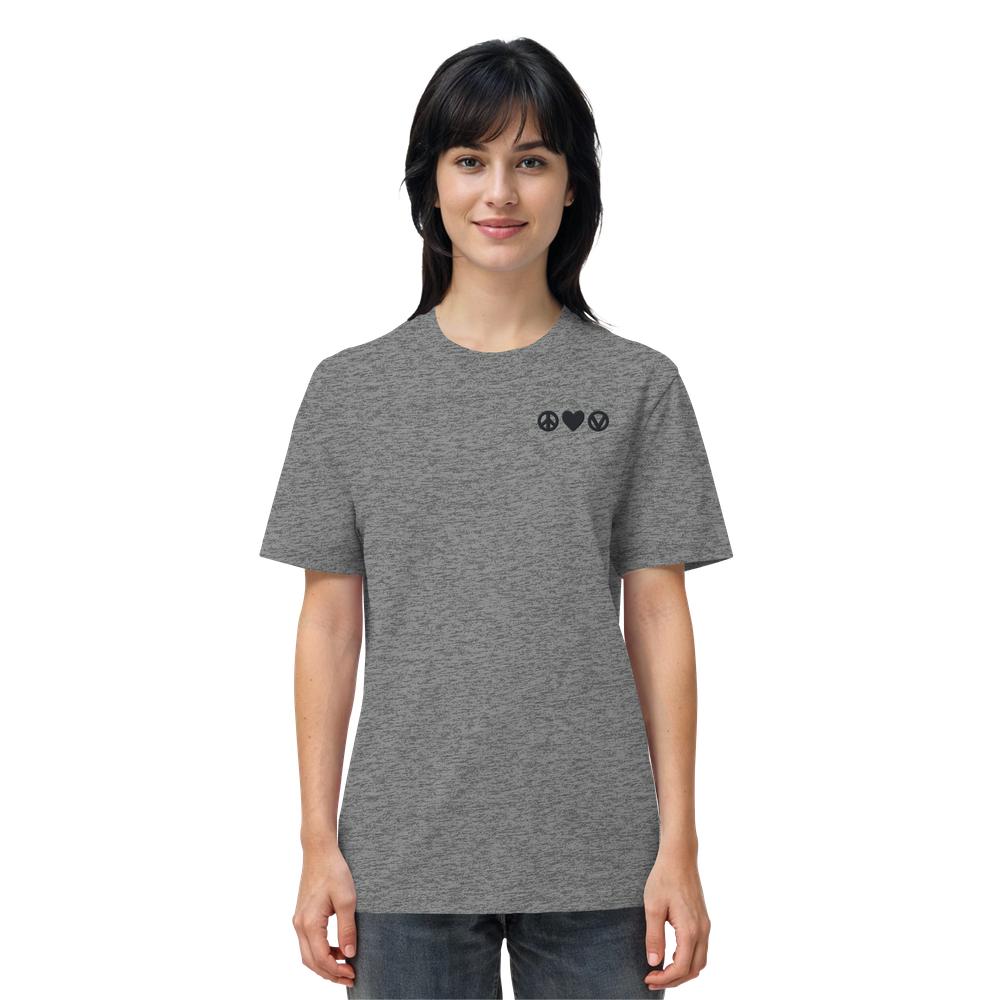 Vegan und Bio Unisex Shirt bestickt: Peace - Love - Veganism, getragen von Modell, zeigt drei Symbole links oben: Frieden, Herz, vegan. Hergestellt aus 100% Bio-Baumwolle.