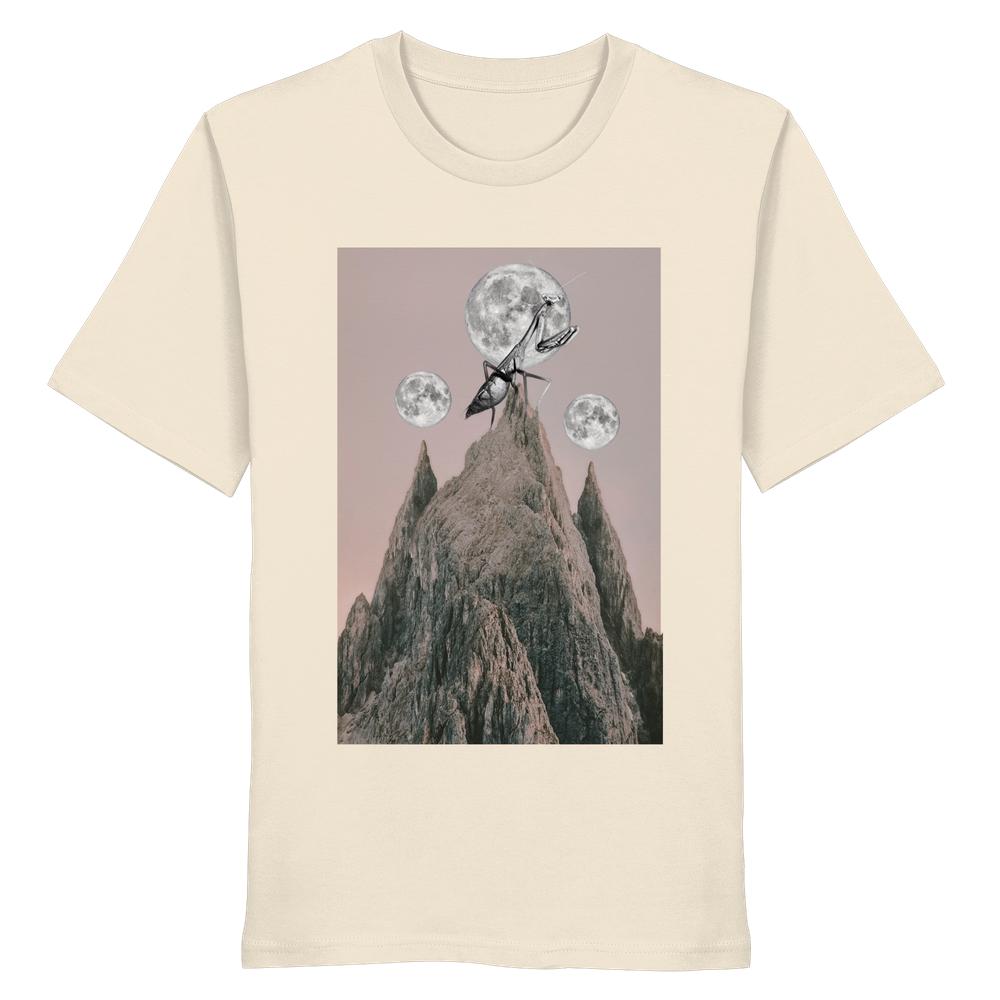 Vegan und Bio Unisex Shirt: Gottesanbeterin, zeigt surrealen Berg mit riesigem Insekt und drei Monden. Hergestellt aus 100% Bio-Baumwolle.