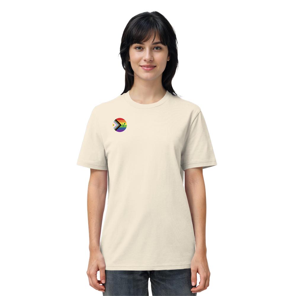 Junge Frau trägt ein Vegan und Bio Unisex Shirt: LGBTQIA+ VEGAN mit Progress-Pride-Flaggen-Emblem, aus 100 % Bio-Baumwolle, von RUDE REBEL.