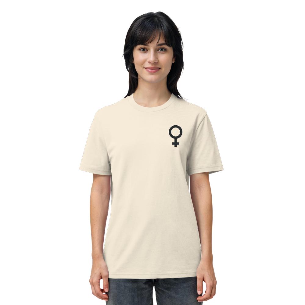 Person trägt ein hellbeiges, veganes und biologisches Unisex-Shirt mit gesticktem schwarzen Venussymbol, das feministische Themen von RUDE REBEL repräsentiert.