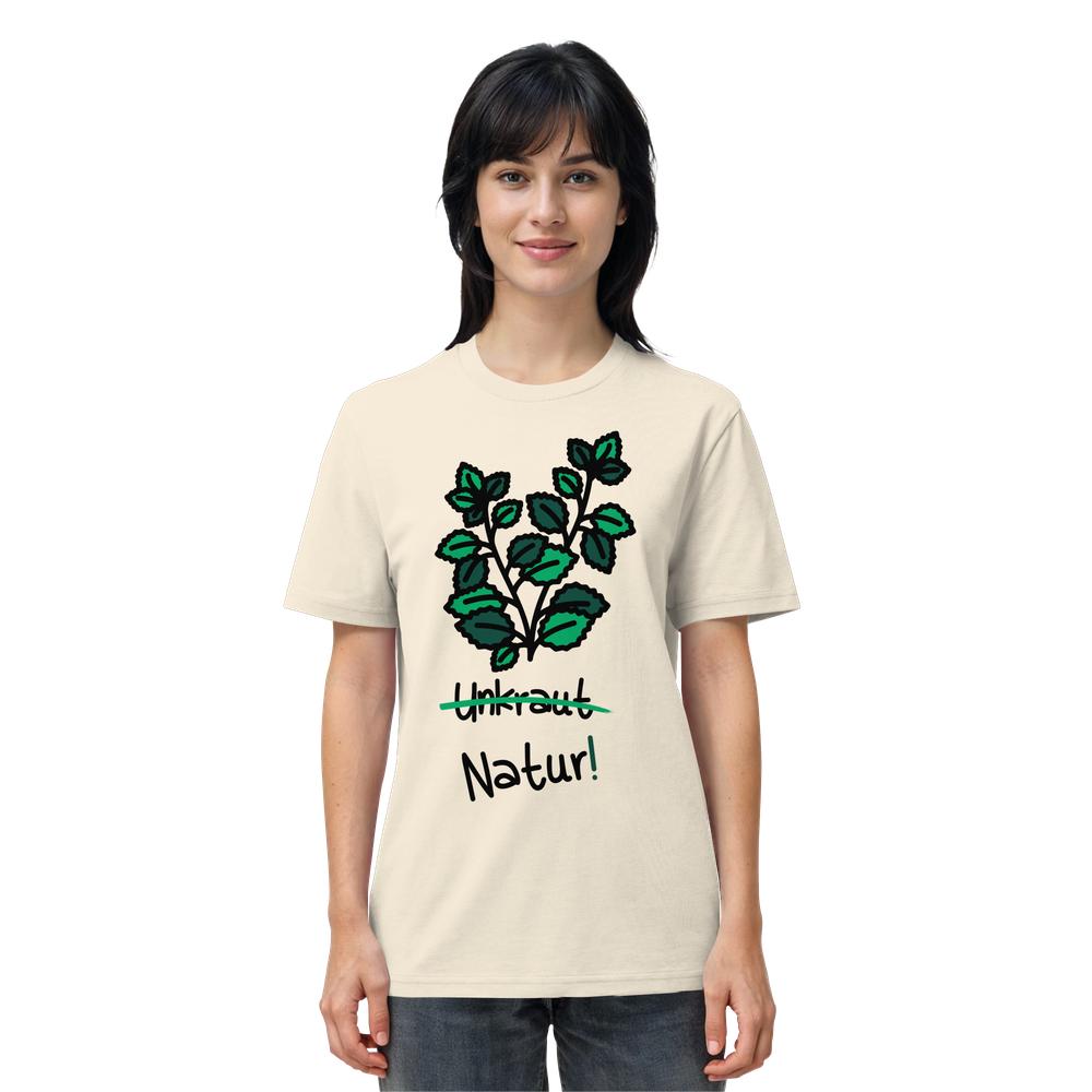 Person trägt das Vegan und Bio Unisex Shirt: Brennnessel - Naturschutz mit grünem Pflanzenmotiv und überkreuztem Wort Unkraut, darunter Natur! aus 100% Bio-Baumwolle.