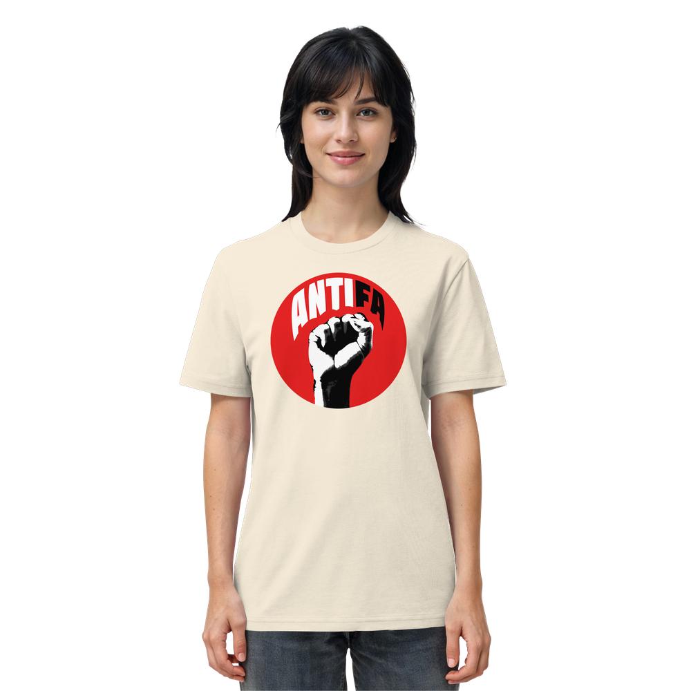 Frau trägt das „Vegan und Bio Unisex Shirt: Antifa - Kampf gegen Rechts“ mit stilisiertem roten Kreis und schwarzer Faustgrafik. Hergestellt aus 100% Bio-Baumwolle.