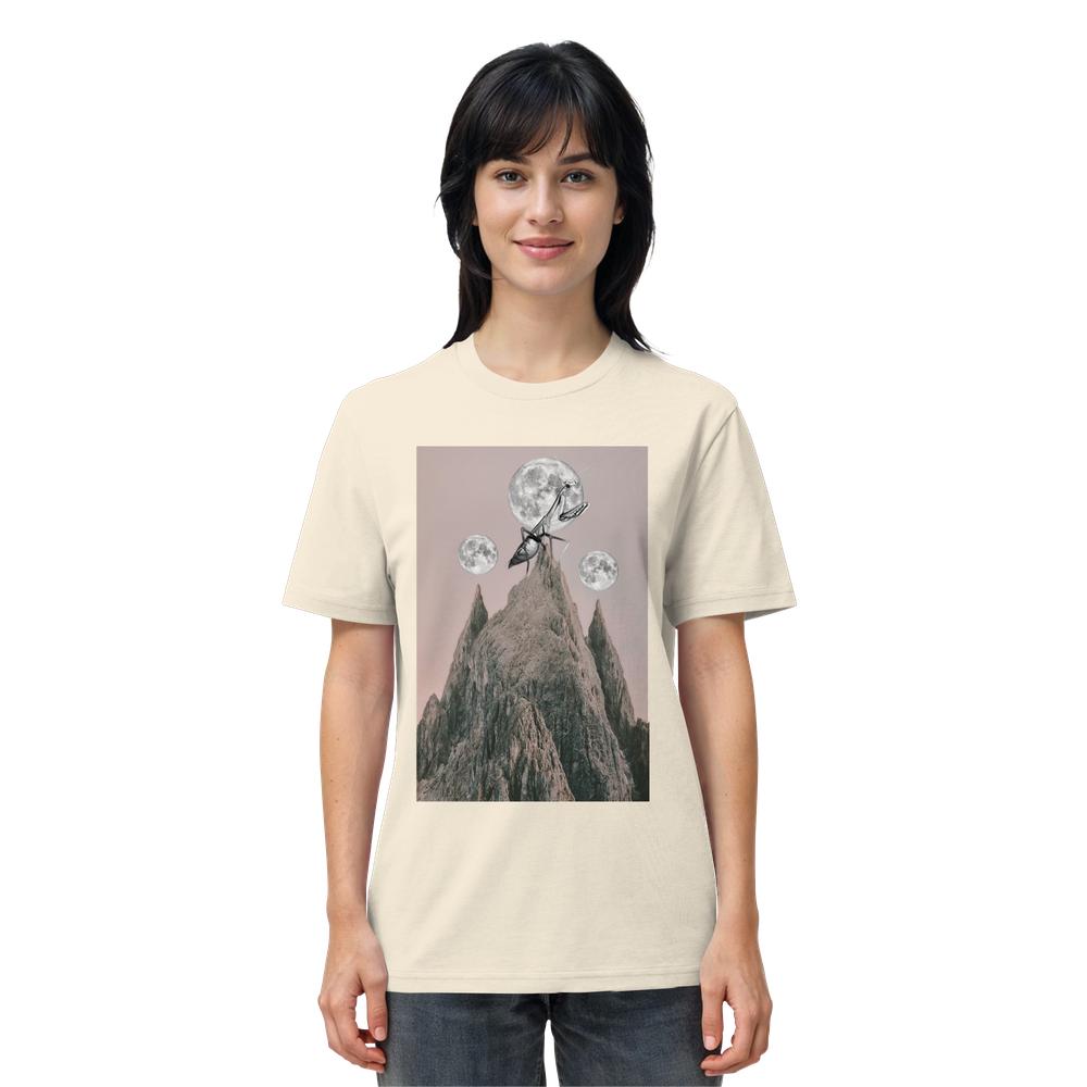 Frau trägt Vegan und Bio Unisex Shirt: Gottesanbeterin mit surrealem Motiv, das Berggipfel, einen Hirschschädel mit Schlange und drei Monde zeigt.