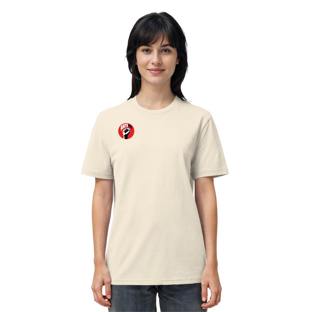 Model trägt ein unisex, veganes Bio-Shirt mit kleinem, roten ANTIFA-Logo und schwarzem, stilisiertem Faustmotiv auf der Brust, symbolisiert Widerstand gegen rechte Ideologien.