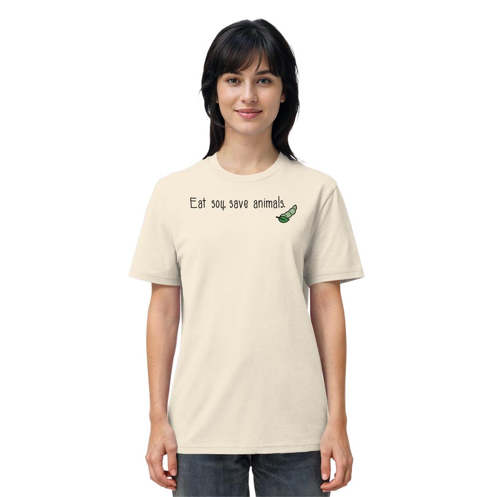 Person trägt ein hellcremes T-Shirt mit Aufdruck Eat soy, save animals und grüner Sojabohne, aus 100% Bio-Baumwolle, normaler Schnitt. Vegan und Bio Unisex Shirt.